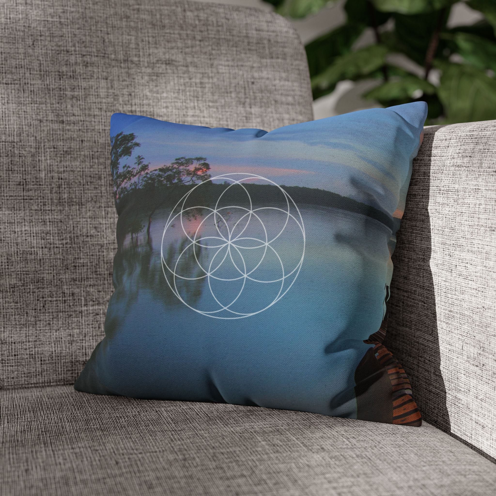 Luz del Atardecer – Funda de Cojín doble con Semilla de la Vida